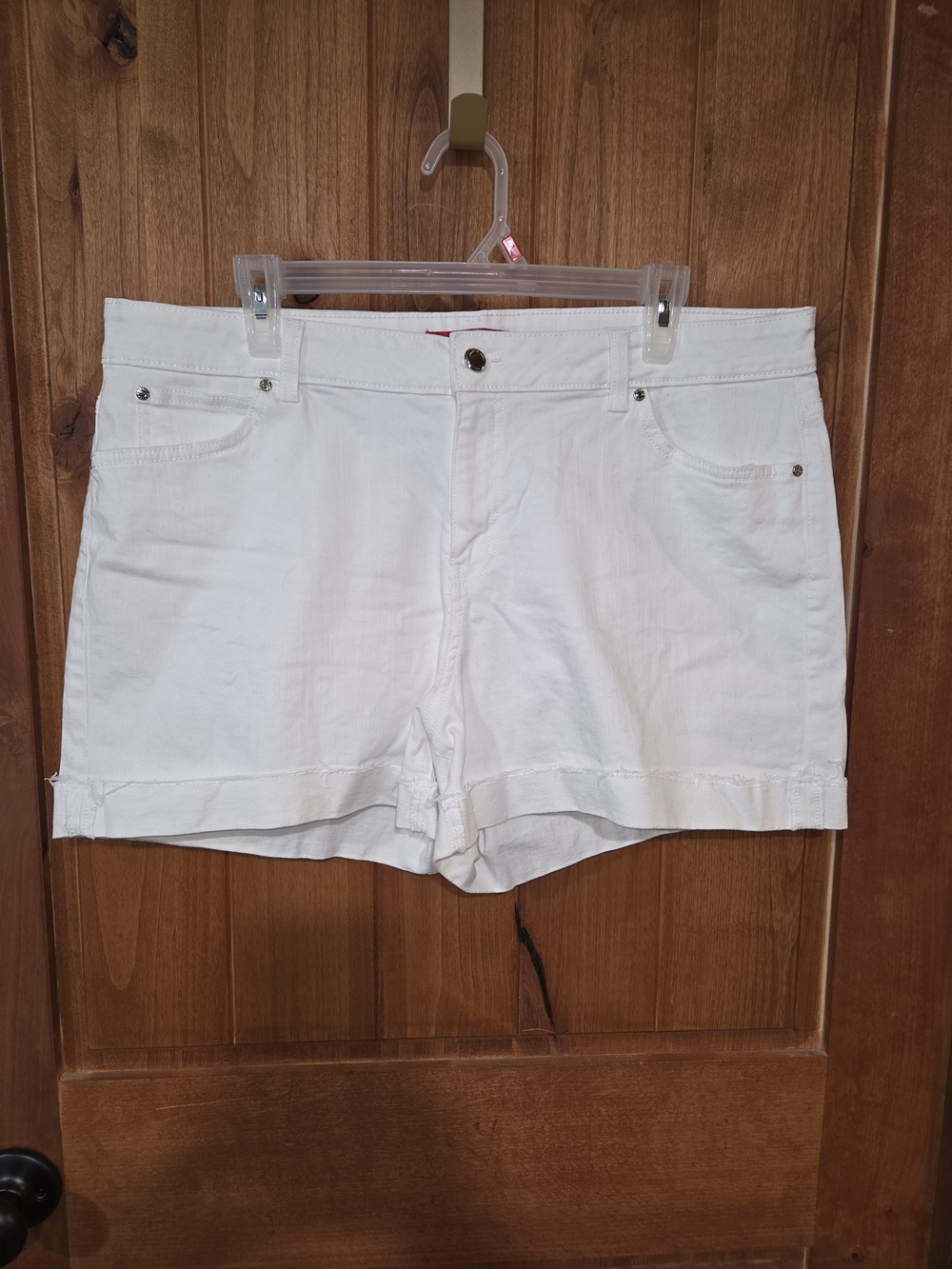 JLo Women's White Mid-Rise Cotton Shorts